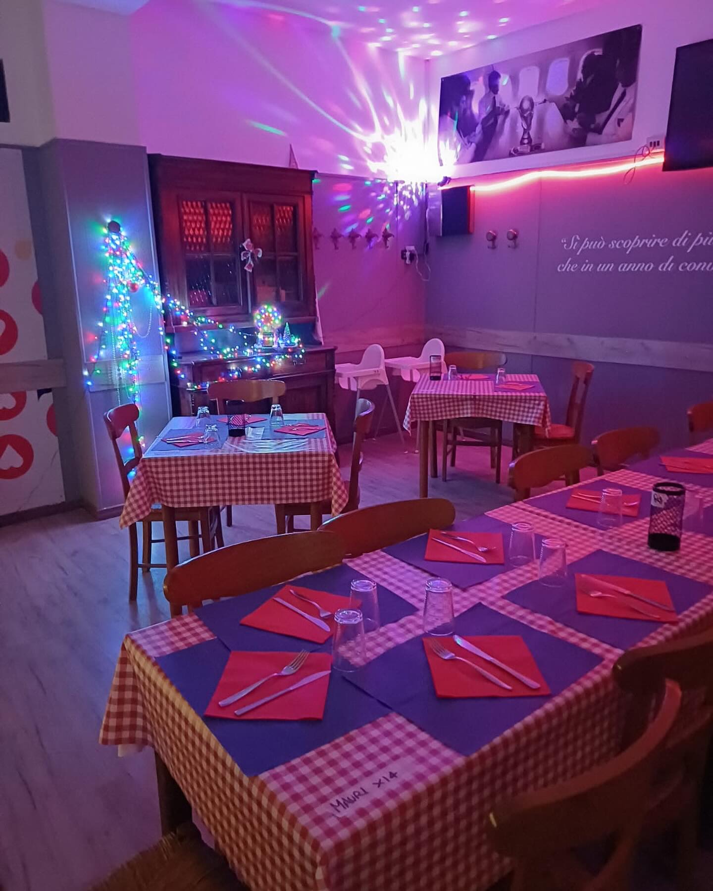 I tavoli del Circolo 99 preparati per una serata