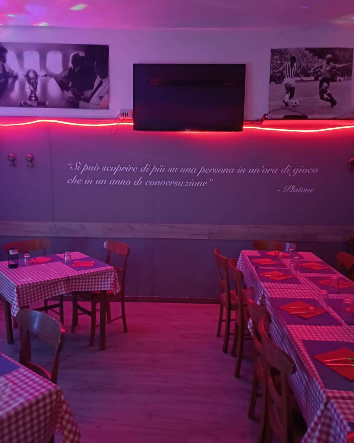 La sala del Circolo 99 illuminata per una serata